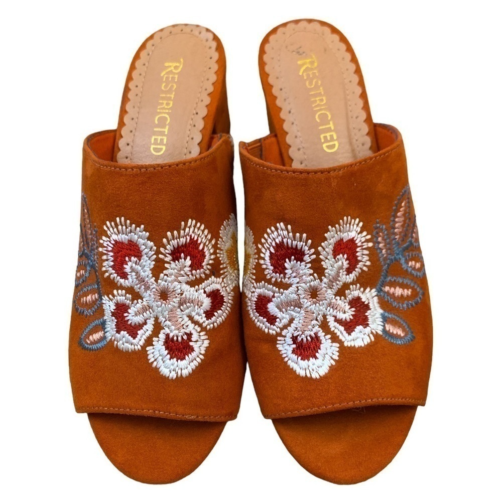 𝅺RESTRICTED Embroidered Block Heel‎ Mules